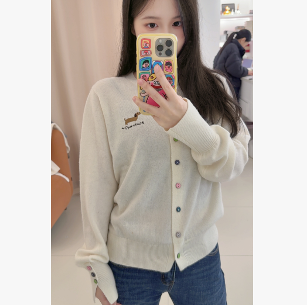 韩系百搭刺绣小狗彩扣袖开叉圆领针织开衫(毛衣易起球介意勿拍)