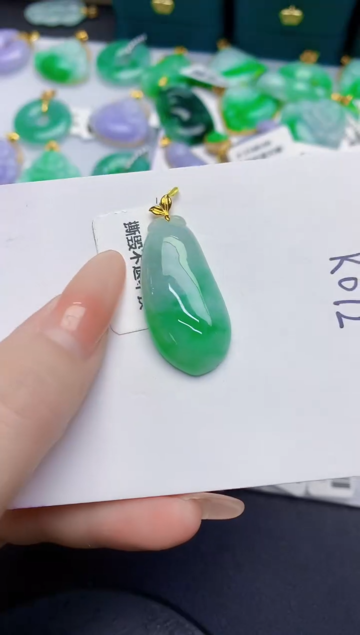 颈饰18K金镶嵌翡翠缅甸天然翡翠A货