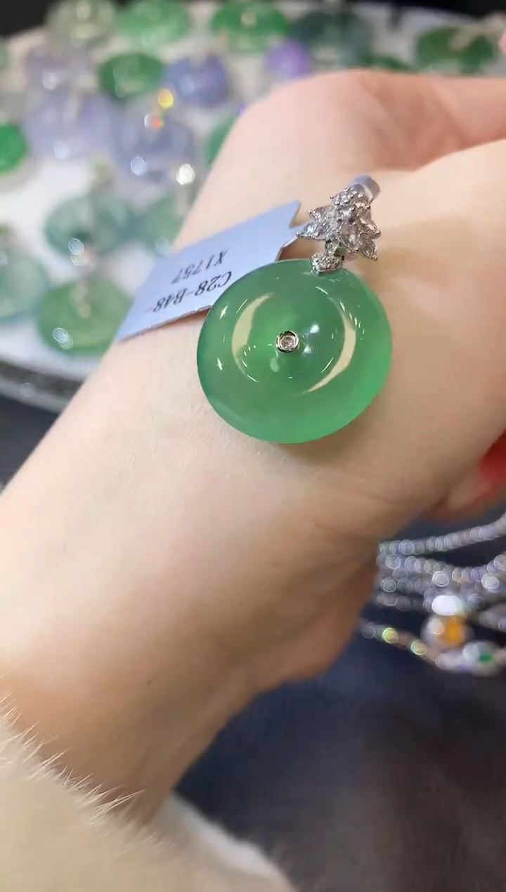 【闪购商品】翡翠吊坠(不含链)18K金镶嵌A28