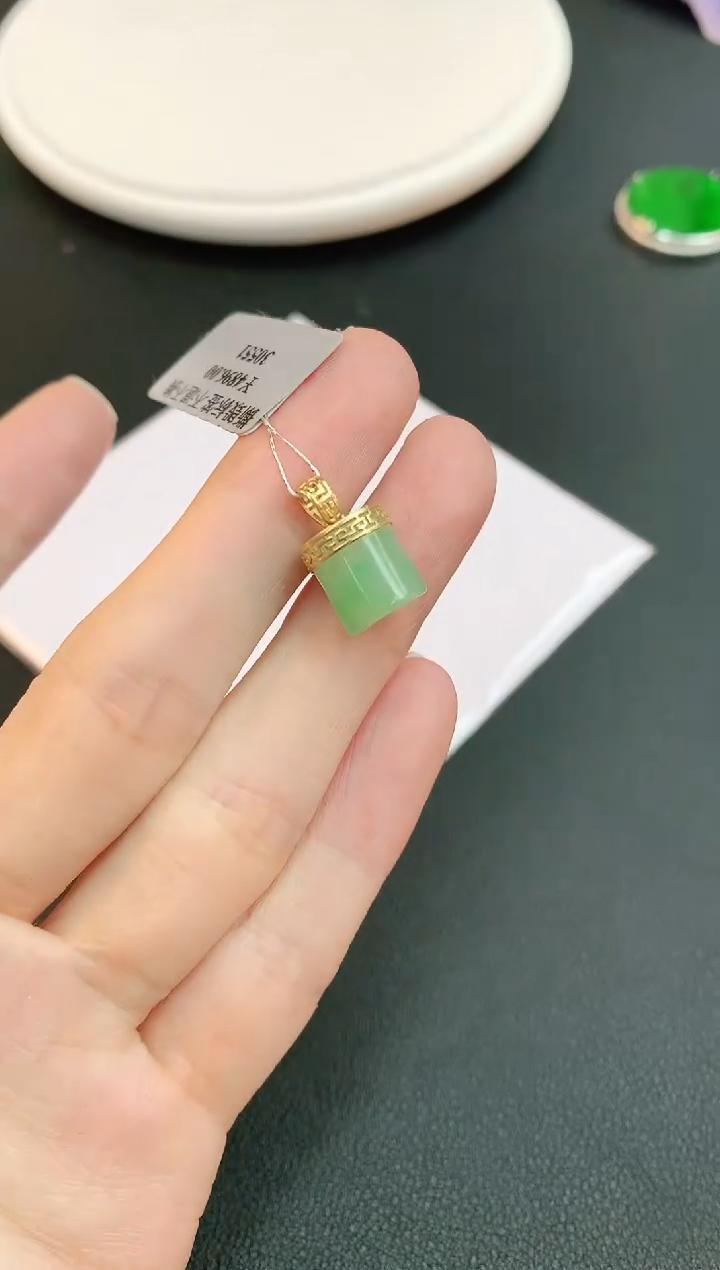 【闪购商品】翡翠颈饰18K金镶嵌赠礼盒证书 小君