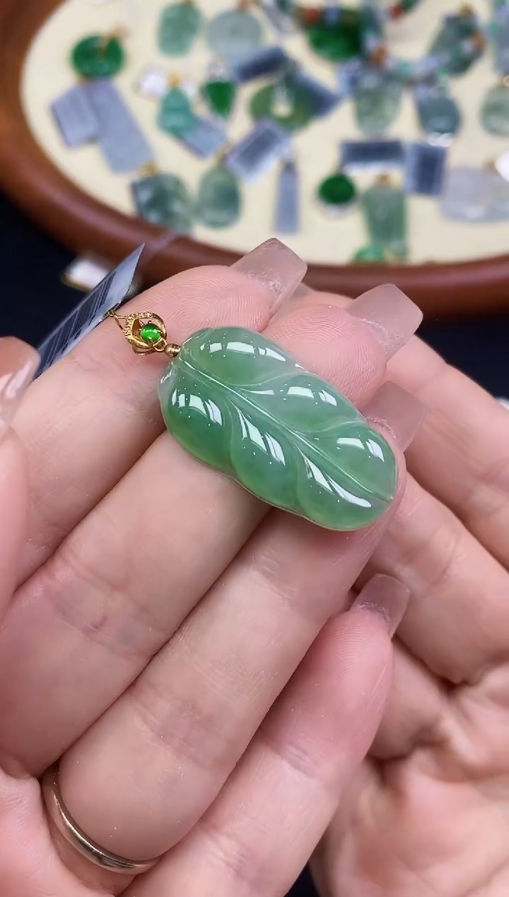 吊坠(不含链)18K金镶嵌翡翠叶子18K金扣镶嵌@@CMT