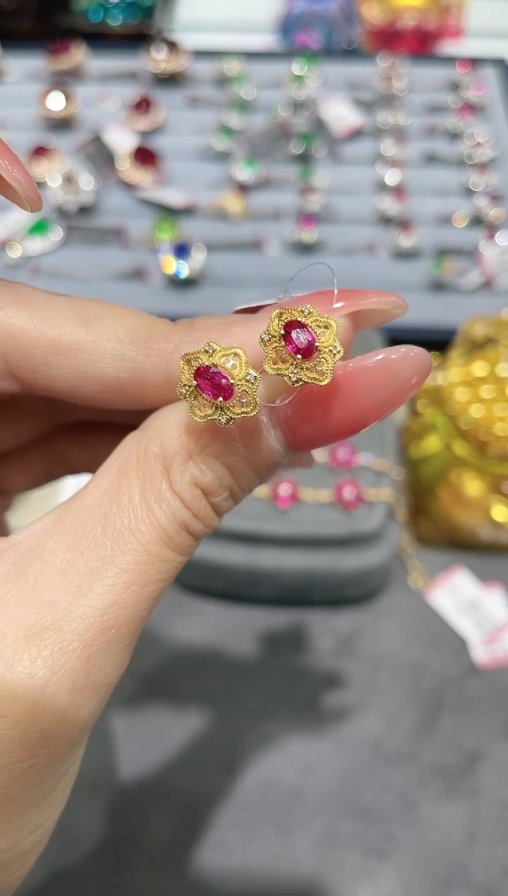 耳饰18K金镶嵌红宝石耳饰