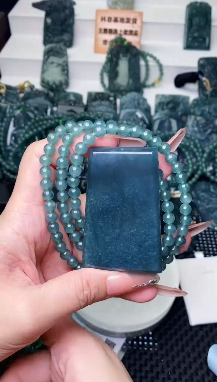 颈饰未镶嵌翡翠 