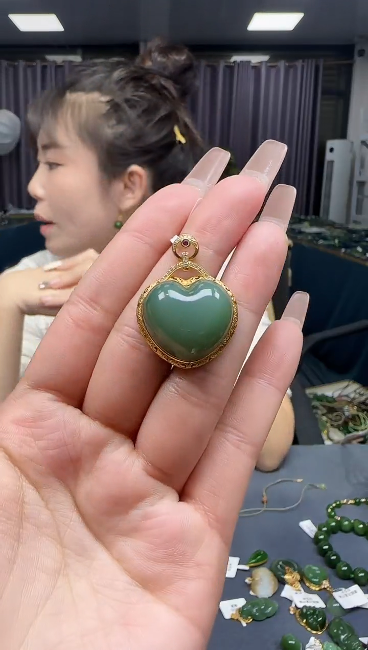 【闪购商品】和田玉挂件18K金镶嵌1