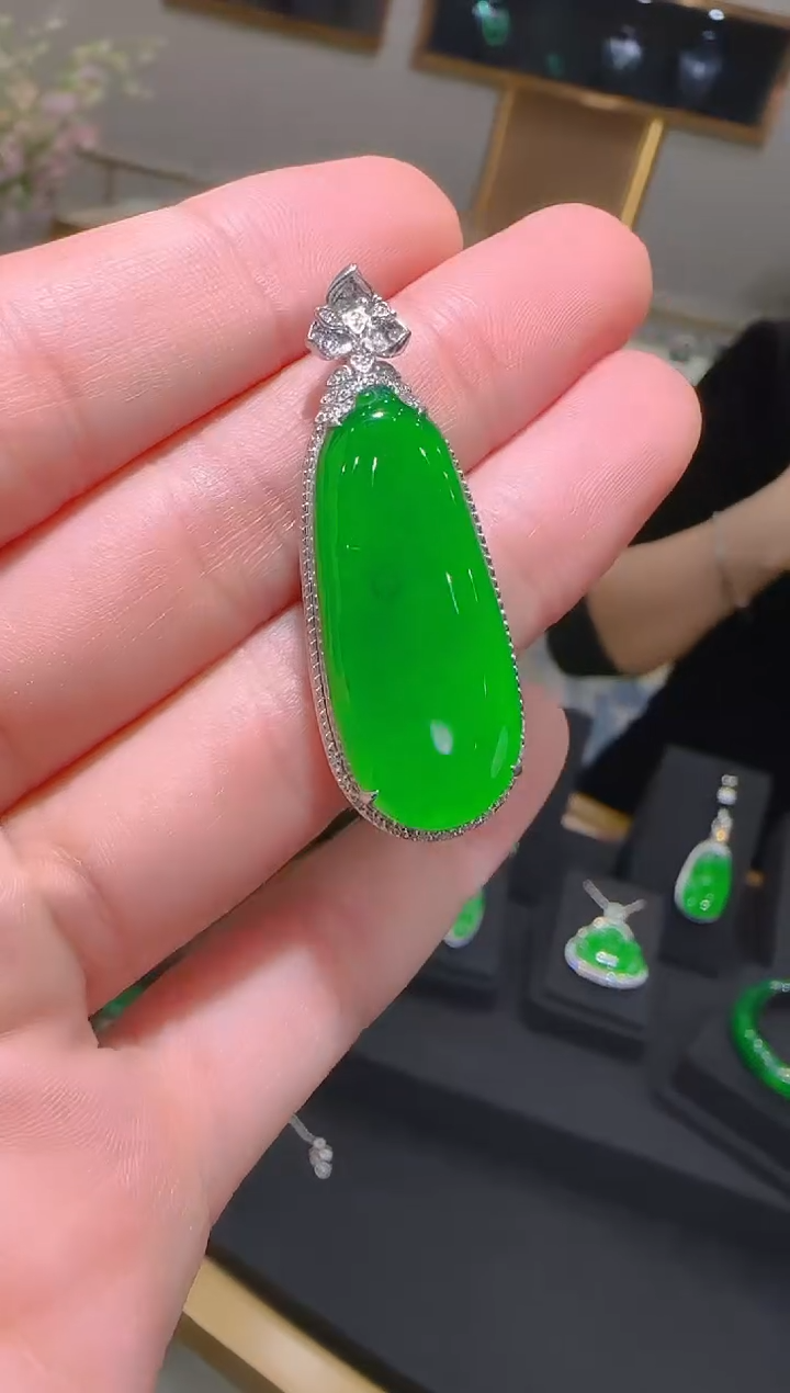 【闪购商品】翡翠吊坠(赠链)18K金镶嵌天然翡翠A货