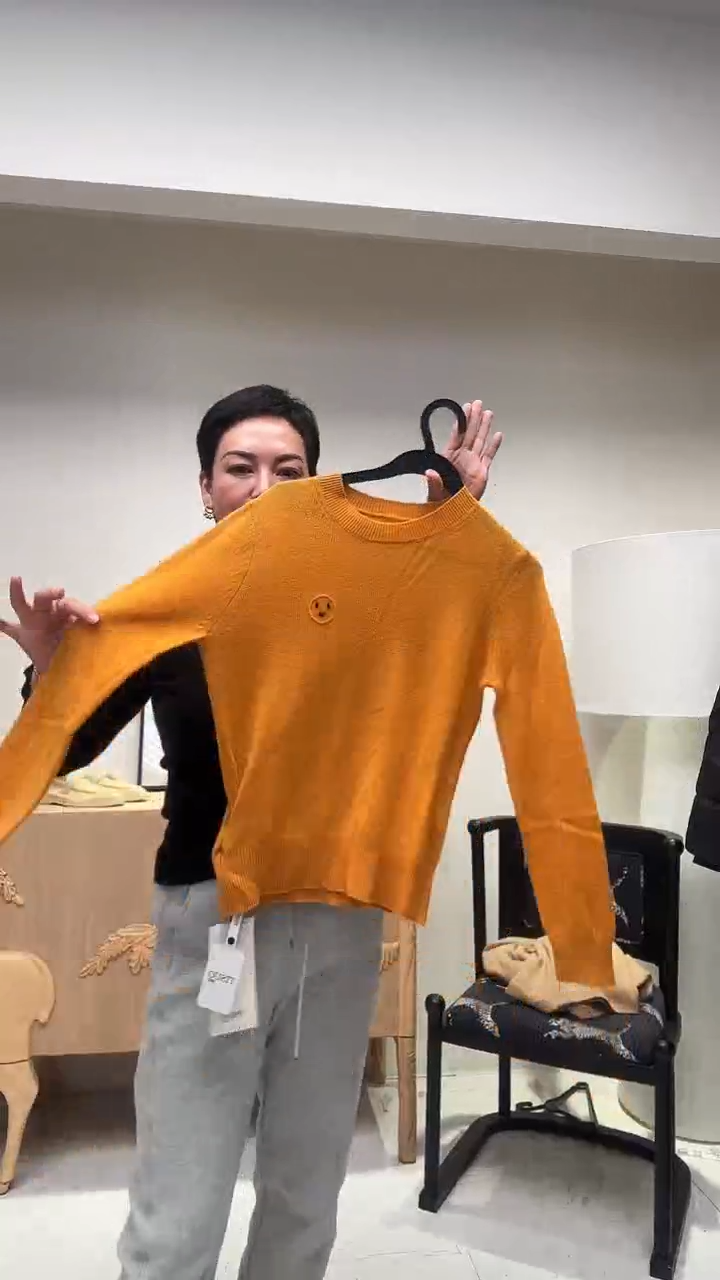 桃黄色笑脸羊绒衫