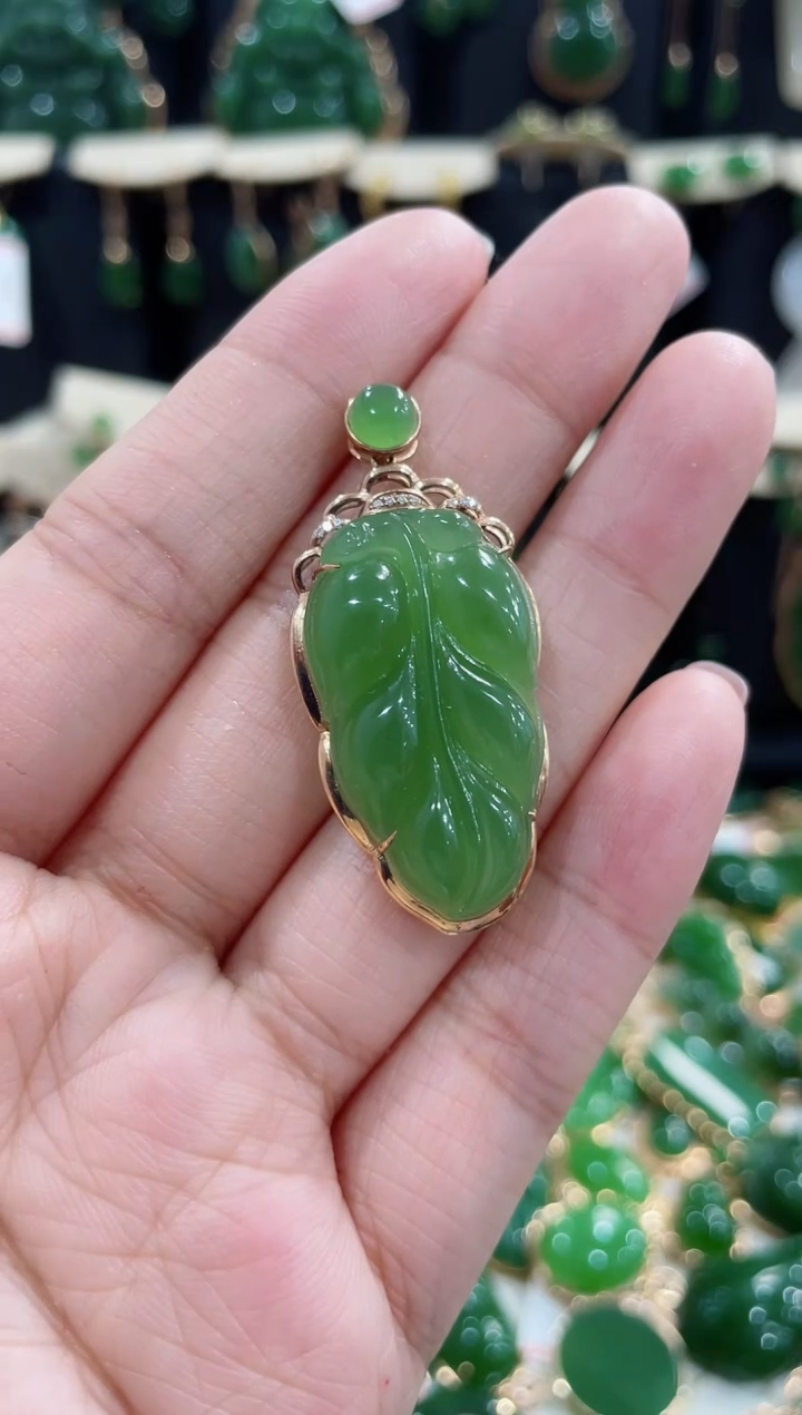 和田玉（碧玉）18K金镶嵌颈饰叶子