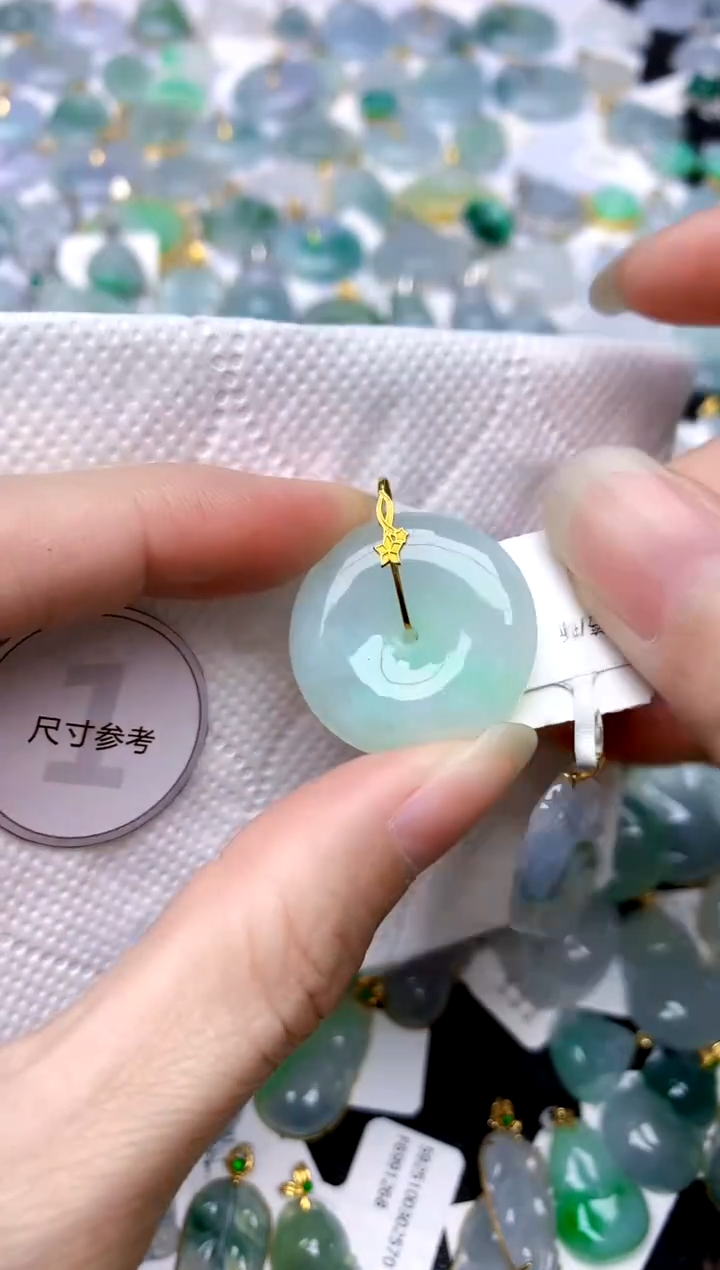 颈饰18K金镶嵌翡翠天然A货翡翠