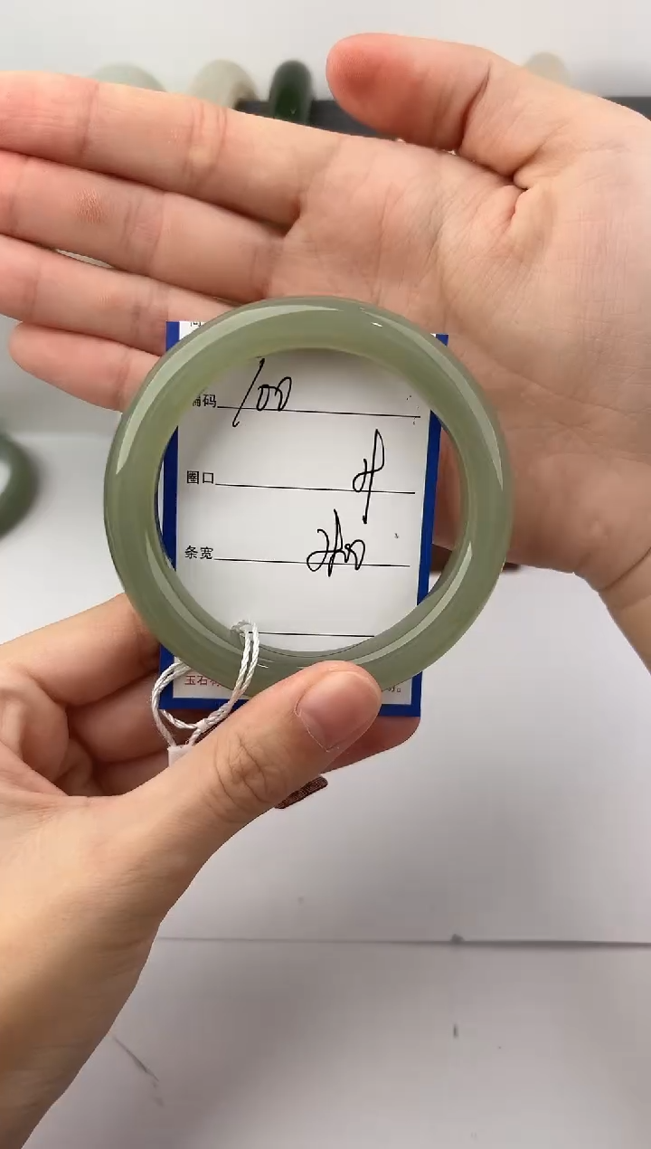 未镶嵌手镯和田玉100颜色微差无瑕疵