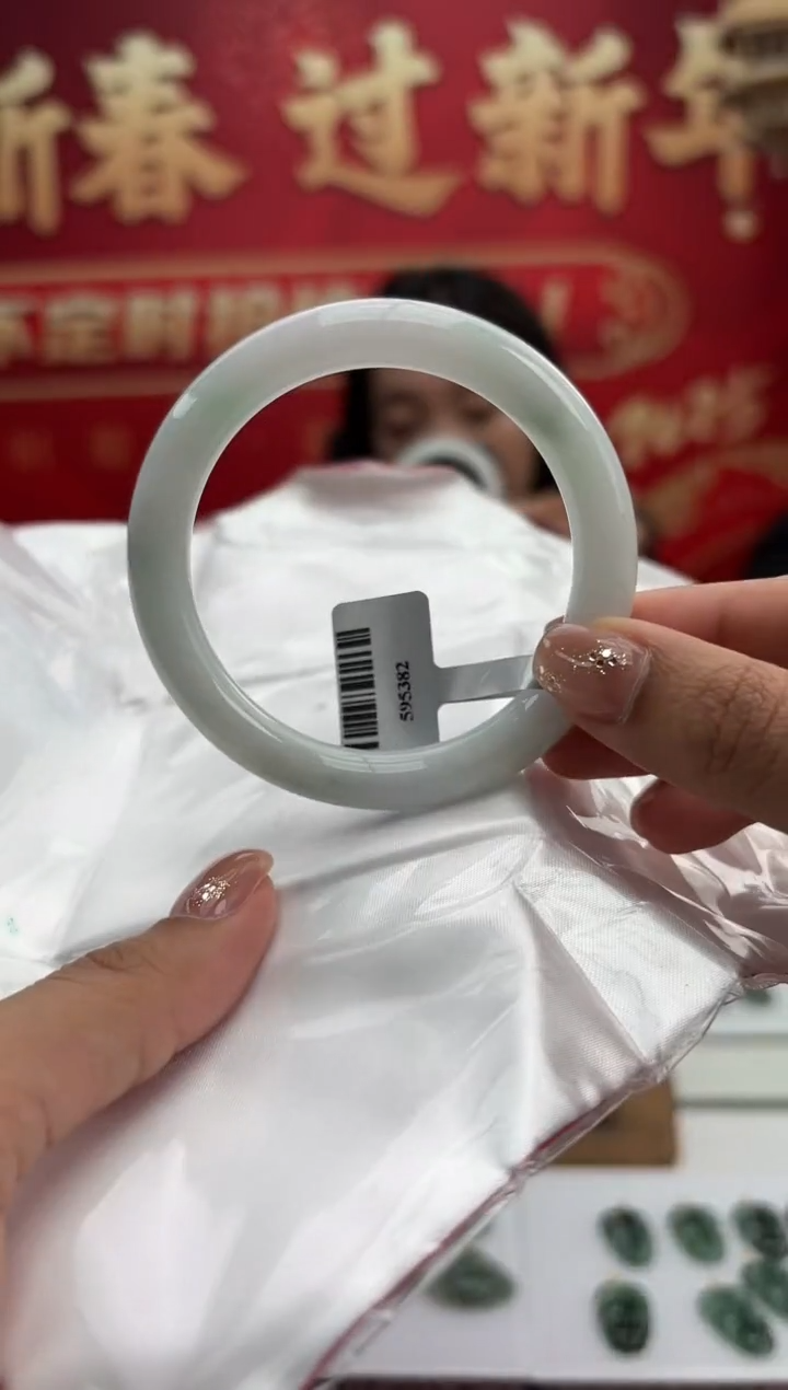 【闪购商品】翡翠手镯（圆镯）未镶嵌18手镯