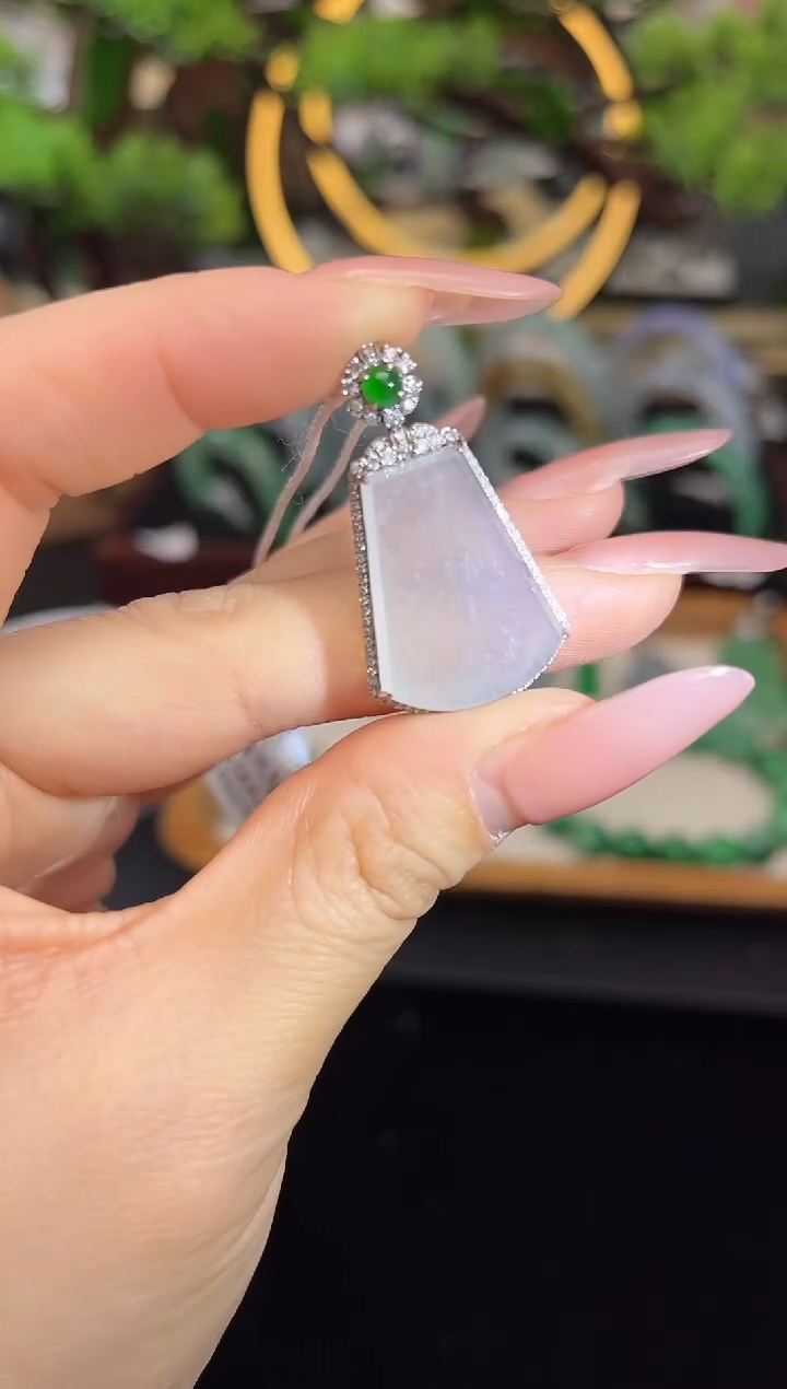 颈饰18K金镶嵌翡翠吊坠