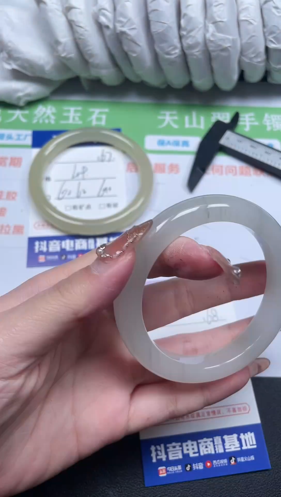 【闪购商品】石英质玉手镯未镶嵌168-56-1