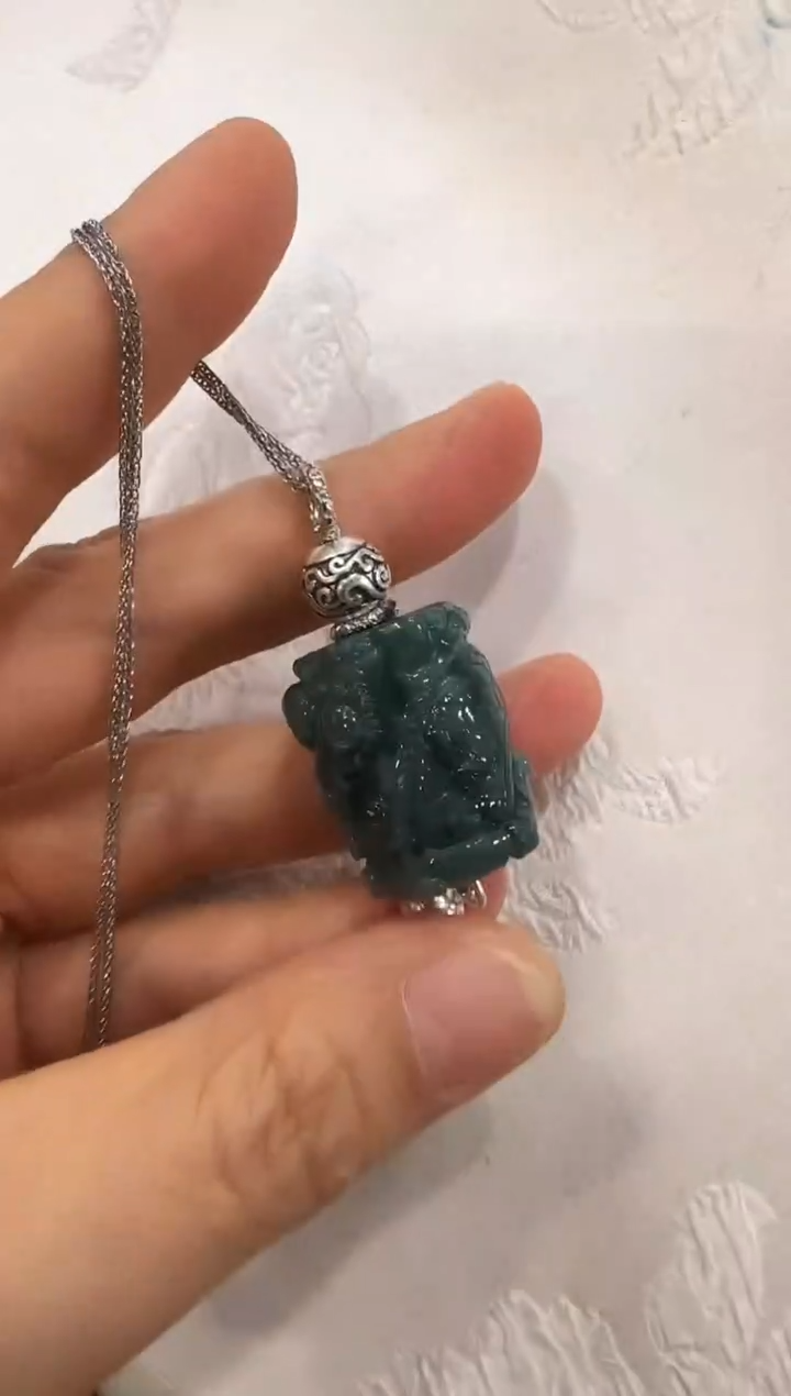 翡翠未镶嵌颈饰国风