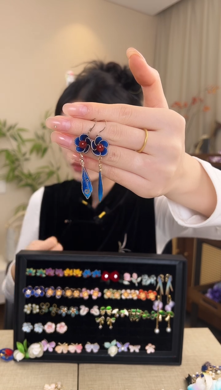 刺绣藤*蓝色掐丝绒花耳环