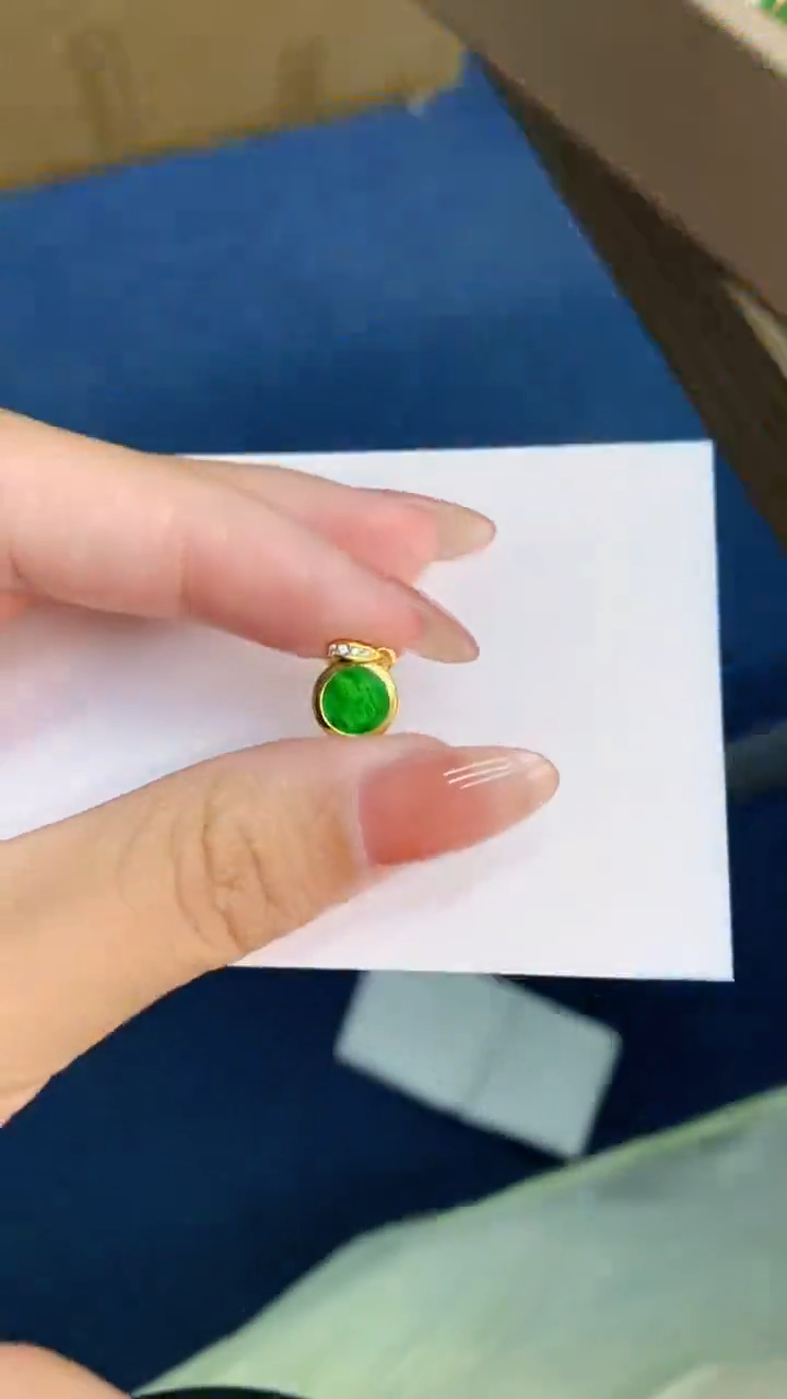 翡翠未镶嵌颈饰           1