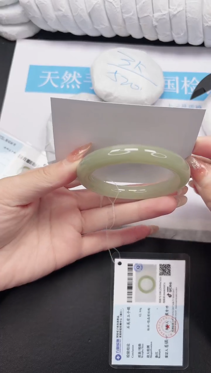 未镶嵌手镯石英质玉41-53.5DY