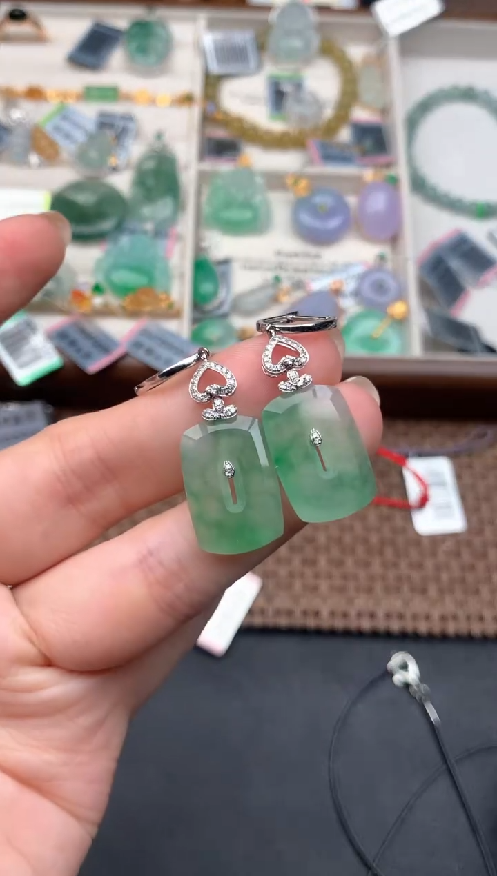 18K金镶嵌挂件翡翠1