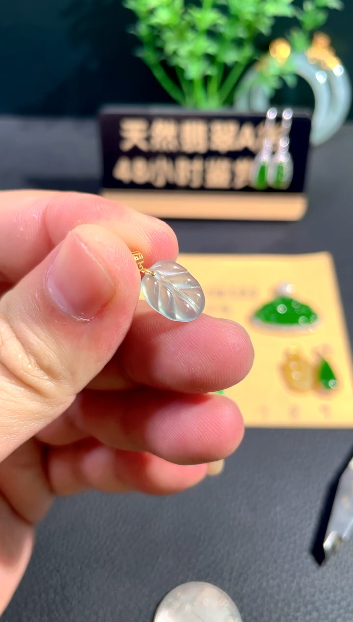 颈饰18K金镶嵌翡翠翡翠