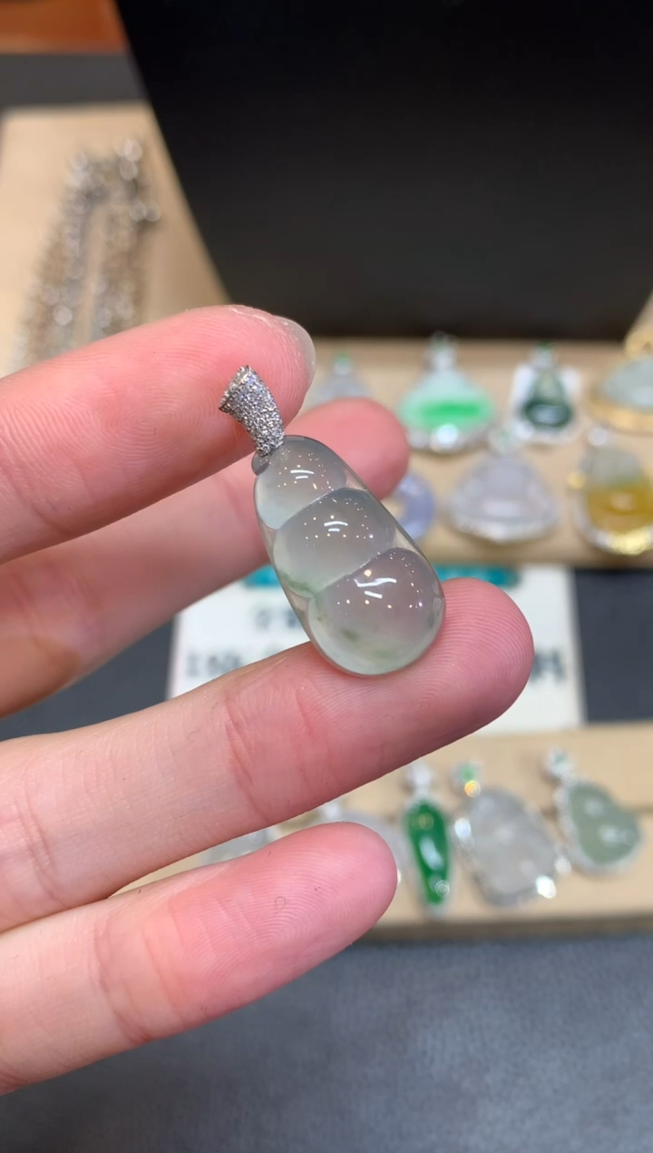 【闪购商品】翡翠颈饰18K金镶嵌福豆【无服务费】