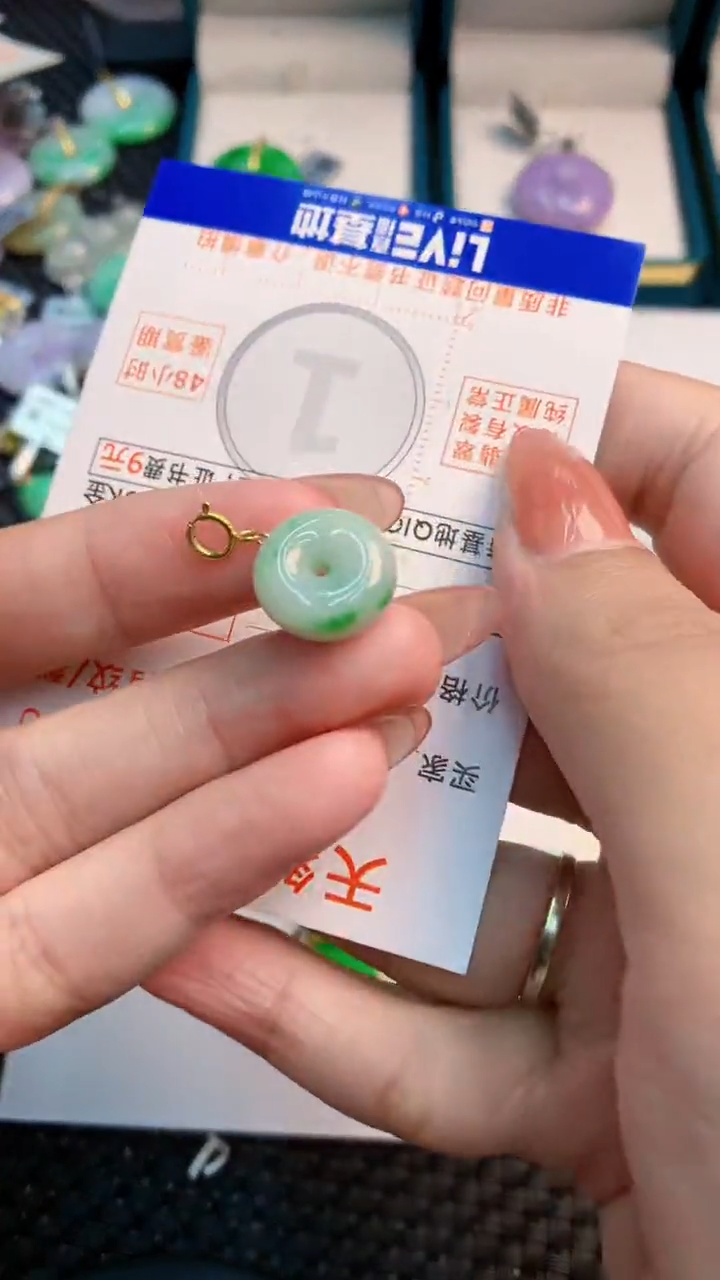 翡翠未镶嵌颈饰          1