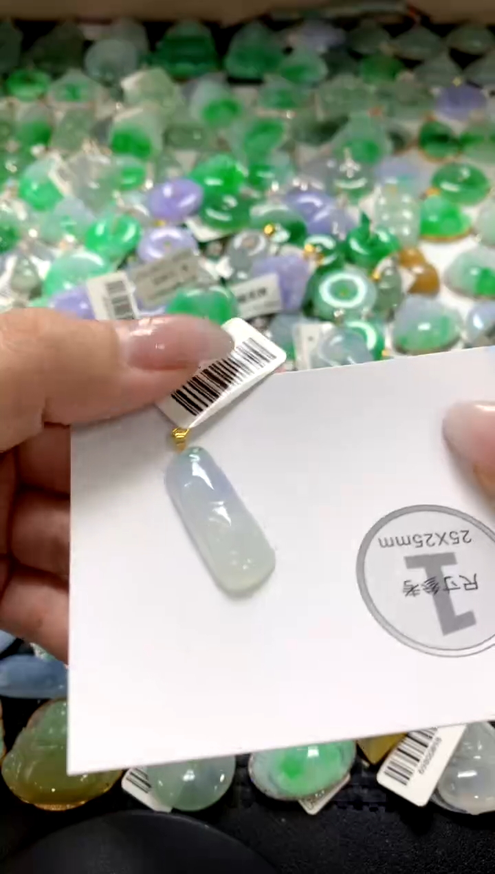 翡翠18K金镶嵌颈饰1111111111111111