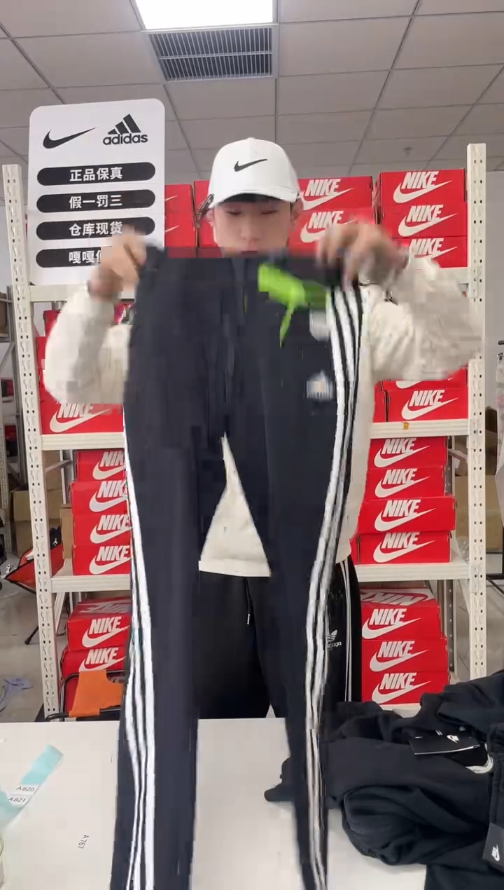 编381码闪购尺160码  adidas/阿迪达斯以直播间过款为主160