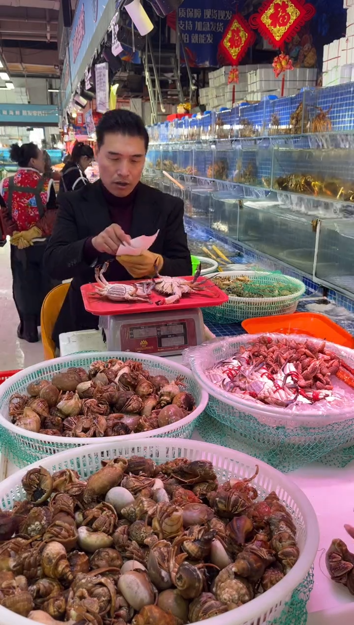 中国大陆祈*.活母飞2只，1.44斤