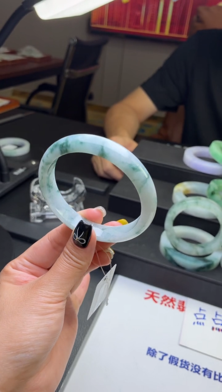翡翠手镯未镶嵌王****转缅甸天然翡翠手镯