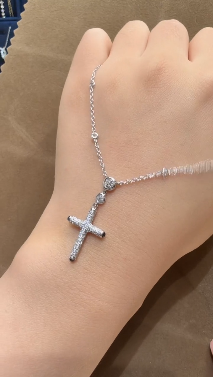 18K金镶嵌项链实验室培育钻石@@项链白原先你十字架拼蓝泡泡链