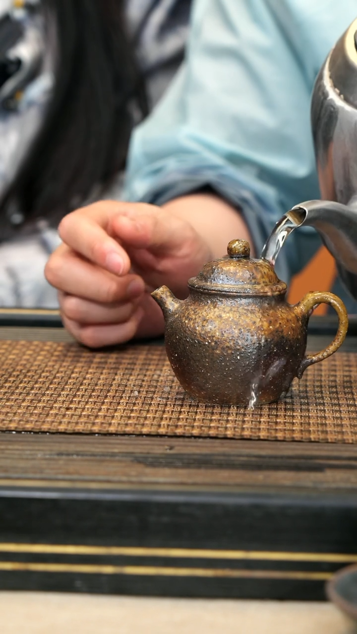 紫砂壶GFY64《秋水》沉香木柴烧