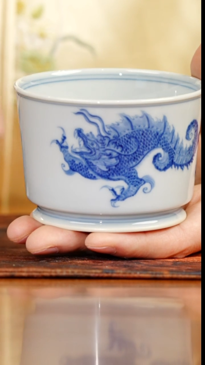 18号望月怀古青花麒麟直口杯