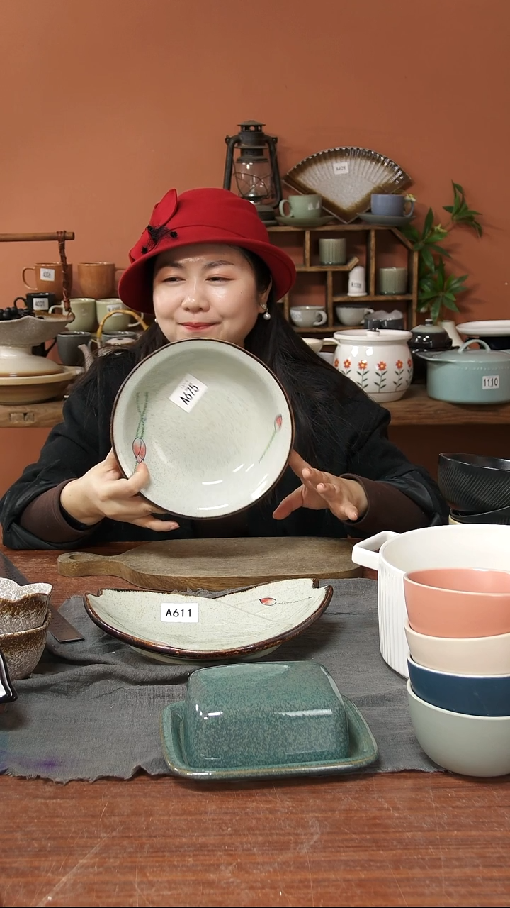 陶瓷A675 一只手绘荷花黑点深盘22*5.5可能微瑕