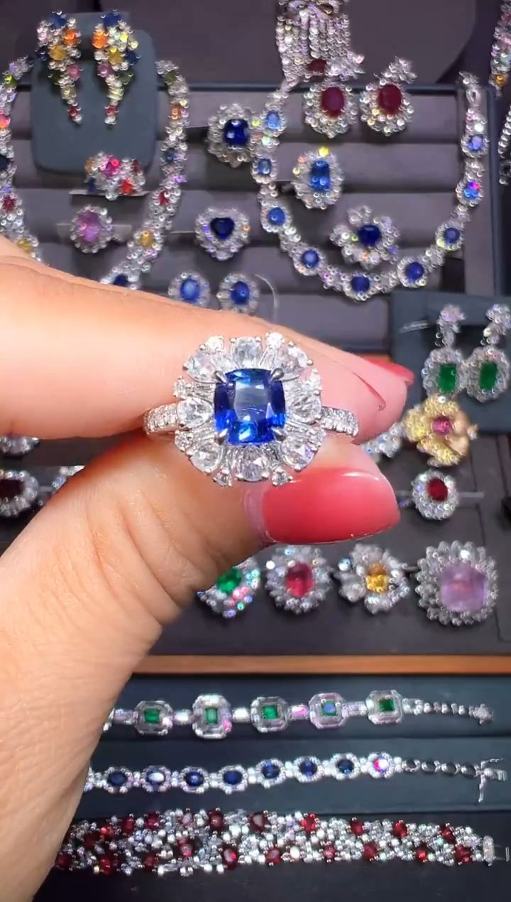 1.01ct蓝宝石18K金镶嵌皇家蓝