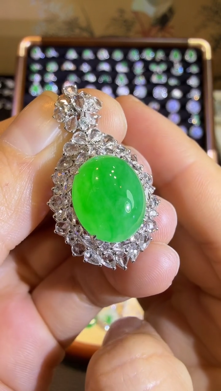 【闪购商品】翡翠吊坠(赠链)18K金镶嵌满绿蛋面吊坠分笔总价39800