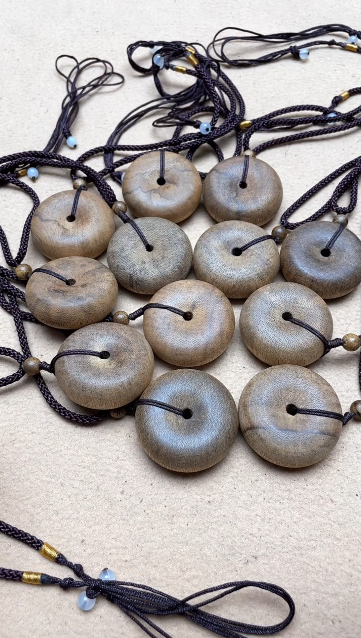 【闪购商品】沉香吊坠菩萨棋3.7*1.4吊坠多样性发其一