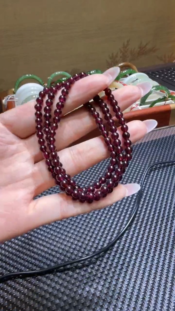 颈饰未镶嵌石榴石手串