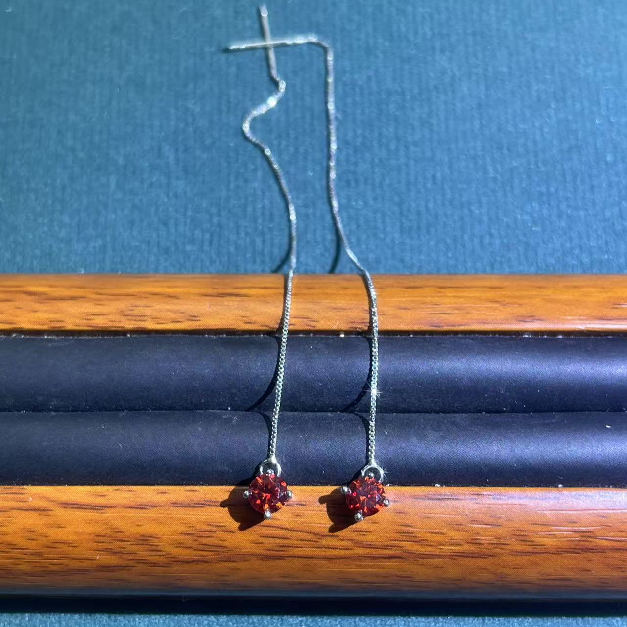 a226白托红镶耳线多样性发货