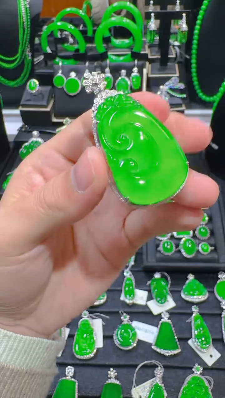 【闪购商品】翡翠吊坠(赠链)18K金镶嵌天然A货翡翠