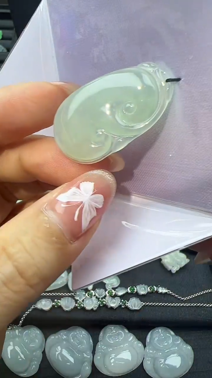 翡翠未镶嵌颈饰如意