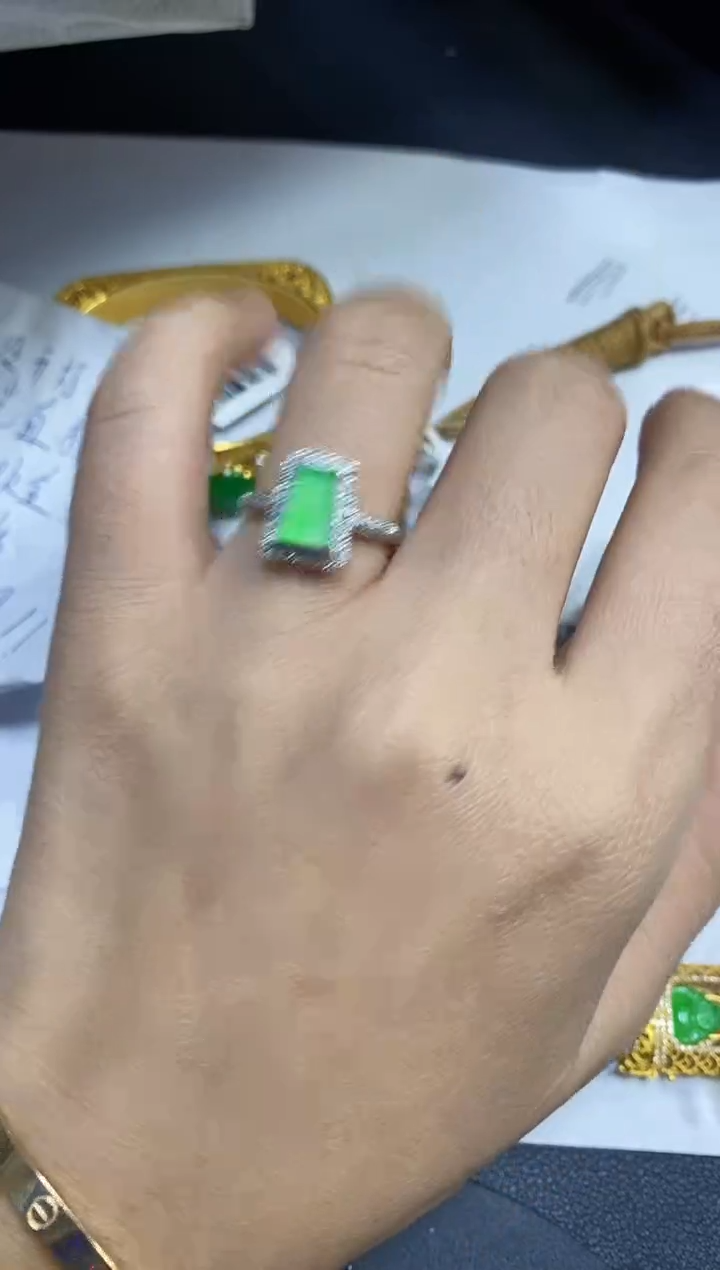 18K金镶嵌戒指翡翠C**C18K金镶嵌 戒指 翡翠