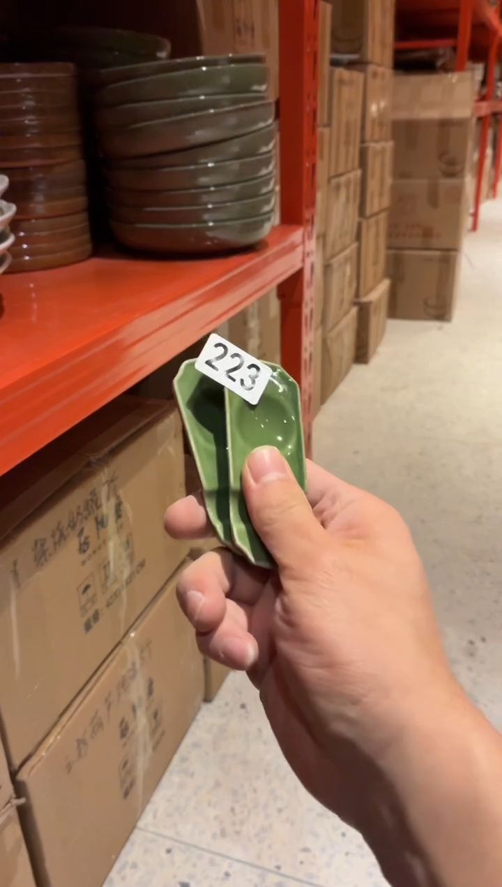 瓷片乱***夜223 翠绿筷架2个