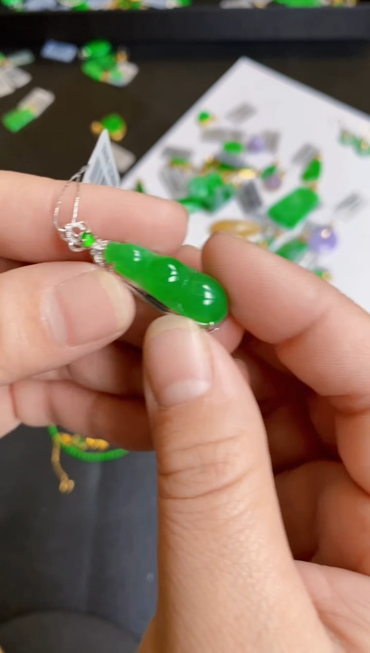 【闪购商品】翡翠颈饰18K金镶嵌豆