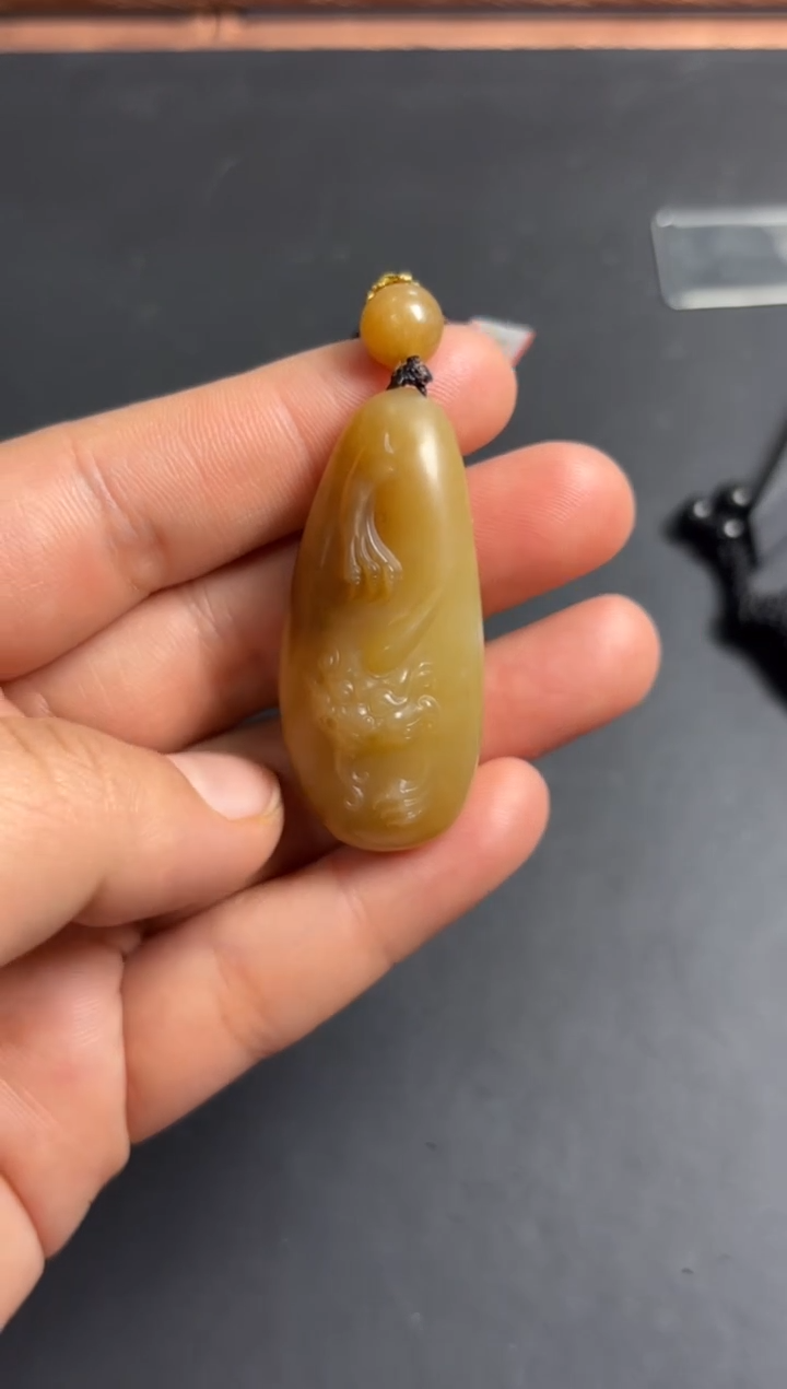 【闪购商品】和田玉吊坠(赠链)未镶嵌且末金山微色差吊坠