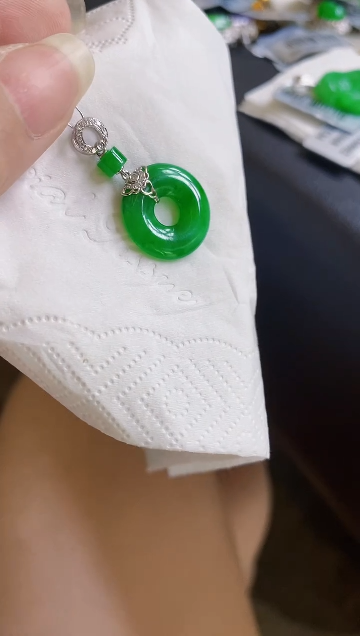 翡翠18K金镶嵌颈饰甜甜圈