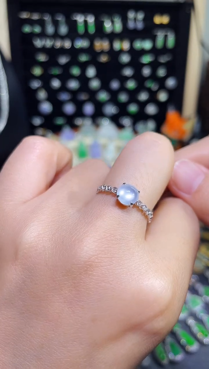 翡翠18K金镶嵌颈饰玻璃种白冰蛋面戒指