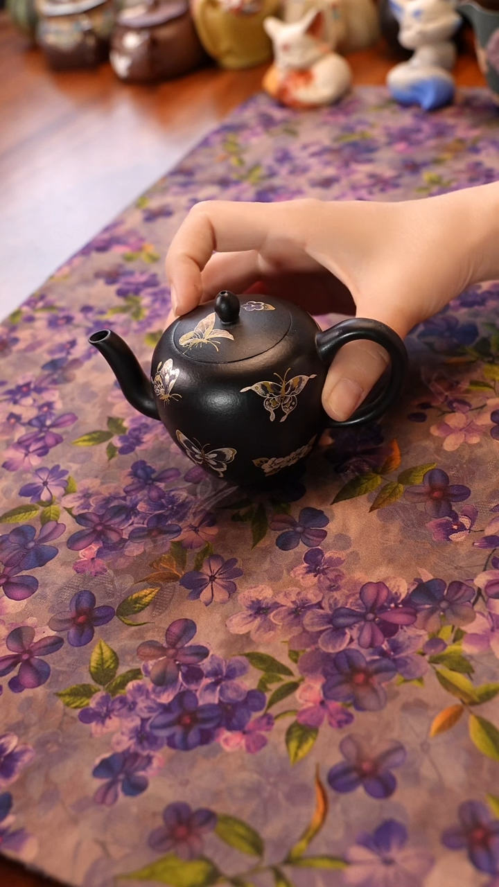 宜兴紫砂 焐灰美人肩 错金银蝴蝶 微瑕