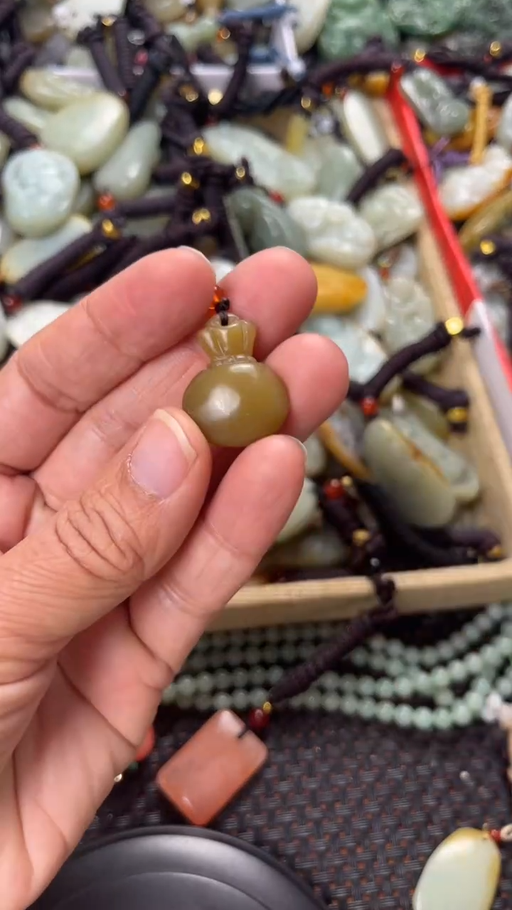 【闪购商品】和田玉颈饰未镶嵌多样性发货没有证书拍一发一有瑕