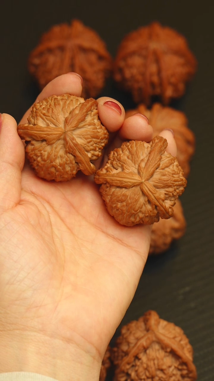 吊坠文玩核桃45 白狮子正奔三棱