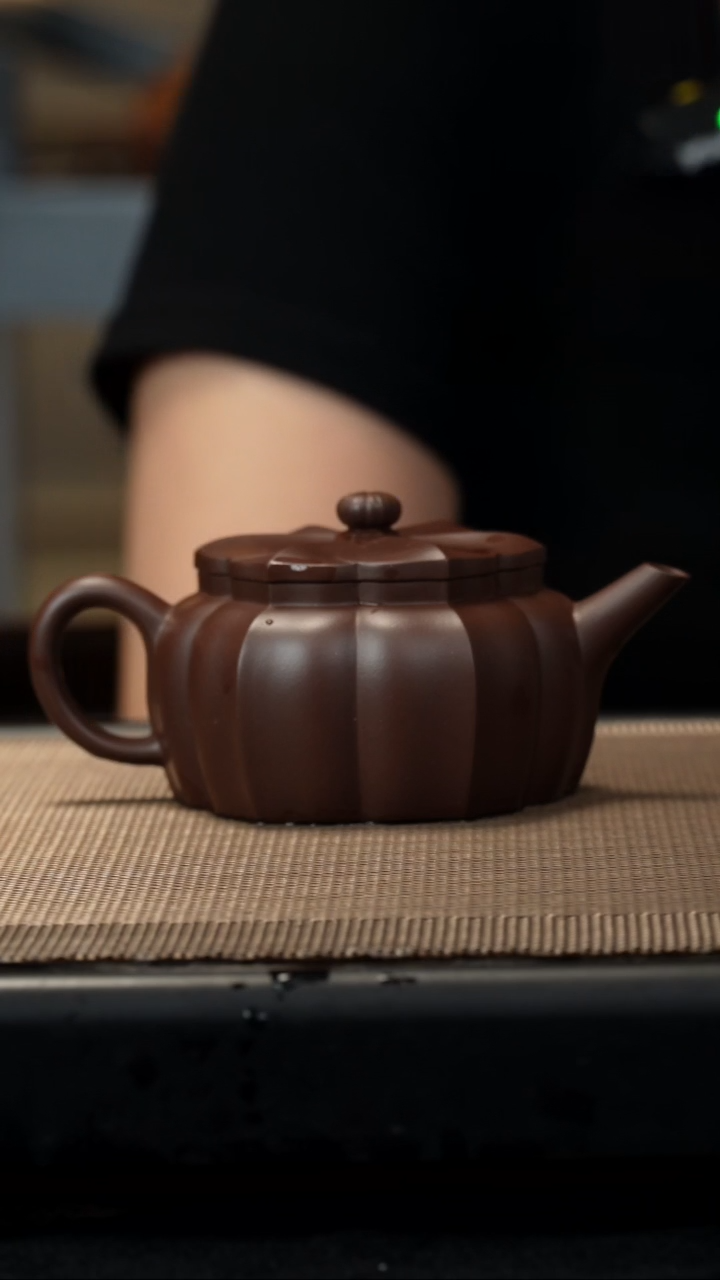 茶壶紫砂?***?老紫泥筋纹菱花160cc