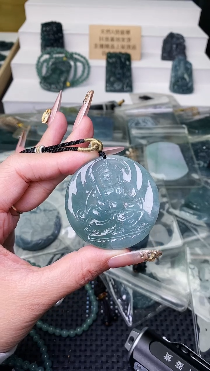 颈饰未镶嵌翡翠 